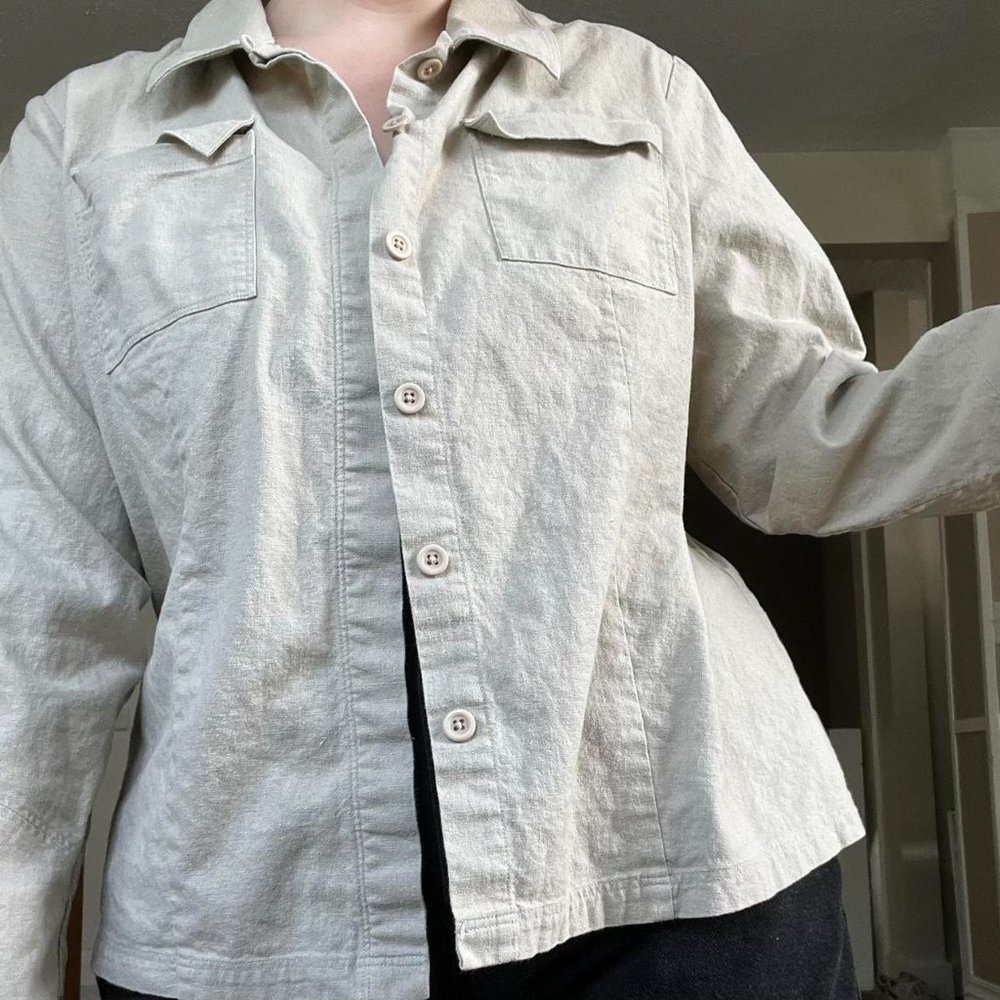 Linen Collared Button-Up Blouse. - Picture 3 of 7